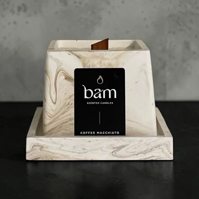 Bam kaarsen - Coffee Macchiato geurkaars van zonnebloemwas – beige gemarmerd vierkant potje met houten wiek - cadeautip - vegan