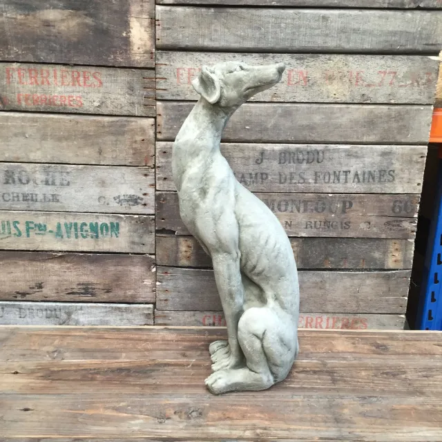 LO. Ornaments Betonnen tuinbeeld - zittende windhond / lurcher grijs
