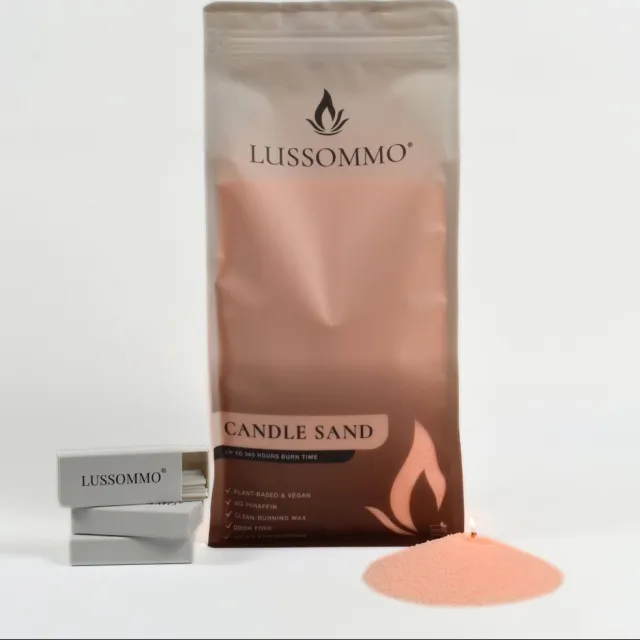 Lussommo Kaarsenzand | Lussommo® | Licht oranje | 1500g | Inclusief 90 lonten | 360 branduren | Geurloos | Roet vrij | Schoon brandend | Zonder paraffine