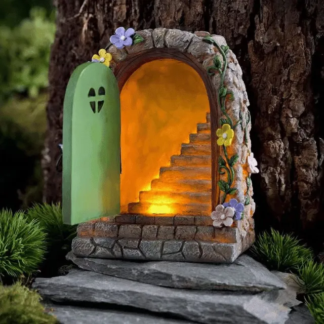 Ulisem Zonne Energie Deur Beeld Met LED Licht - Tuin Decoratie - Opent Deur En Raam - Warm Wit Licht In Het Donker - Hars Weerbestendig - Automatisch Aan In De Nacht - Voor Tuin Pad Terras Balkon - 10x6x15cm