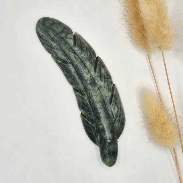 Moonlight Gemstones Edelsteen Veer Carving – ca. 10 cm | Groene Jade Meerkleurig
