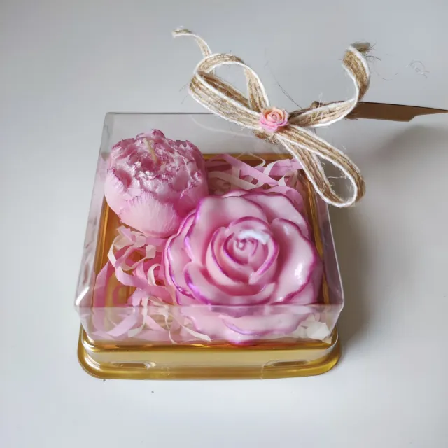 Kiki Cadeautjes Geurkaarsen bloemen - middelgroot - sojawas - ongeparfumeerd - Handgemaakt - Decoratief - Kiki Cadeautjes wit