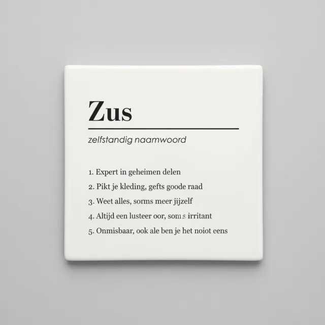 Nevolis Zus Definitie Tegel 15x15 cm – Grappige Nederlandse Quote Keramische Decoratieve Tegel Cadeau Multi Color